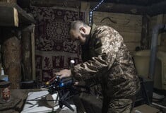 Ο εφιάλτης των drones στην Ουκρανία: Φίλια πυρά, χάος στις γραμμές και αυτοσχέδιες «ουράνιες φυλακές»