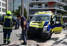 Ασθενοφόρο έπεσε σε κολώνα στο κέντρο της Αθήνας - Δύο πεζοί τραυματίστηκαν σοβαρά