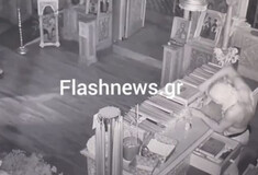Χανιά: Η στιγμή που ημίγυμνος δράστης εισβάλει και κλέβει εκκλησία