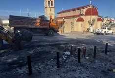 Ηράκλειο: Καμμένοι κάδοι απορριμμάτων, παγκάκια, φωτεινός σηματοδότης και φωτιστικό, ο «απολογισμός» της Ανάστασης