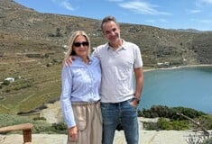 Κυριάκος Μητσοτάκης: Οι ευχές του πρωθυπουργού για το Πάσχα, αγκαλιά με τη Μαρέβα στη Τήνο