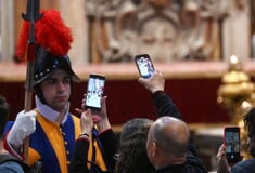 Εκμεταλλεύονται τον θάνατο του πάπα: Χάκερς εξαπολύουν απάτες με ψεύτικες ειδήσεις και AI περιεχόμενο