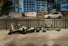 Αθήνα: Τα ηλεκτρικά πατίνια και το χάος της μικροκινητικότητας/ Πώς θα μπει τάξη στο χάος με τα ηλεκτρικά πατίνια στην Αθήνα;/ «Δεν γίνεται να μην έχουμε πατίνια γιατί είναι επικίνδυνο να κυκλοφορήσουν»