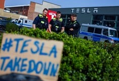 Ο Μασκ αφήνει την DOGE για να πατήσει φρένο στην κατηφόρα τη Tesla