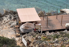 Χανιά: Έστησαν εξέδρα για beach bar πάνω σε βράχια σε περιοχή Natura