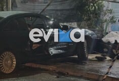 Τροχαίο στην Εύβοια: Οδηγός προσέκρουσε σε βιτρίνα καταστήματος