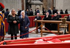 Πάπας Φραγκίσκος: Ποια είναι η μοναχή που έσπασε το πρωτόκολλο και πλησίασε το φέρετρό του