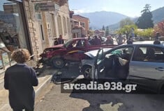 Λεβίδι: Βίντεο από το τροχαίο δυστύχημα - Η στιγμή που ο 83χρονος μπαίνει ανάποδα στην πλατεία