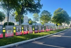 Διαπόμπευση 100 μεταναστών με υπογραφή Τραμπ - Οι αφίσες της ντροπής στον Λευκό Οίκο
