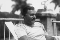 Το πίσω ράφι/ Άντονι Μπέρτζες: «Έρνεστ Χέμινγουεϊ»