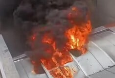 Πάτρα: Η στιγμή που ξεσπά η φωτιά στη στέγη του καταστήματος
