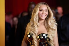 Η Beyoncé με τις κόρες της Blue Ivy και Rumi στη σκηνή