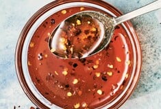 «Έχω φάει κόλλημα με το hot honey»: 14 άνθρωποι του φαγητού επιλέγουν το αγαπημένο τους υλικό 