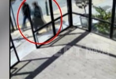 Μαρούσι: Βίντεο από τη στιγμή που ο 40χρονος που παρενοχλεί ανήλικες πλησιάζει μία 17χρονη