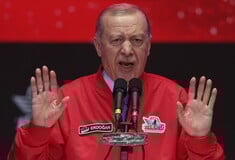Ερντογάν από Κατεχόμενα: «Δεν θα επιτρέψουμε να αγγίξετε τις μαντίλες των κοριτσιών μας»
