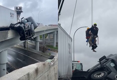 Δραματική διάσωση οδηγού νταλίκας που κρεμόταν από γέφυρα στο Κεντάκι