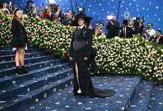 Η Rihanna αποκάλυψε την τρίτη της εγκυμοσύνη στο Met Gala 2025