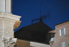 Κονκλάβιο: Μαύρος καπνός στην Καπέλα Σιξτίνα - Ατελέσφορη η πρώτη ψηφοφορία των καρδιναλίων