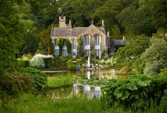 Μέσα στους καταπράσινους κήπους του Gresgarth Hall