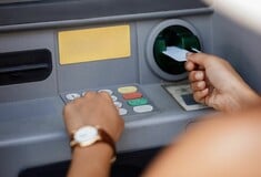 Τέλος οι κάρτες από τα ΑΤΜ: Πώς θα γίνεται η ανάληψη χρημάτων