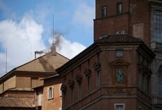 Εκλογή πάπα: Μαύρος καπνός από την Καπέλα Σιξτίνα