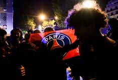 PSG: Αυτοκίνητο έπεσε επάνω σε φιλάθλους της Παρί που πανηγύριζαν τη νίκη - Τα βίντεο στο X