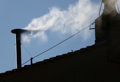Εξελέγη ο νέος Πάπας – Λευκός καπνός από την Καπέλα Σιξτίνα