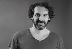 «Ο δαίμονας του τραυλισμού δεν φεύγει ποτέ – αλλά στη σκηνή σωπαίνει»