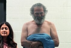Τζένιφερ Άνιστον: Χωρίς μπλούζα ο stalker της στο δικαστήριο