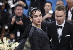 Dua Lipa, Έλτον Τζον και δεκάδες ακόμη καλλιτέχνες ζητούν νομική προστασία από την Τεχνητή Νοημοσύνη