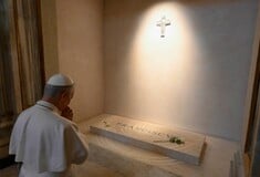 Πάπας Λέων: Επισκέφτηκε τον τάφο του Φραγκίσκου - Η στιγμή που αφήνει ένα τριαντάφυλλο