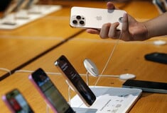 Η Apple σκέφτεται να αυξήσει τις τιμές του iPhone χωρίς να το συνδέσει με τους δασμούς Τραμπ