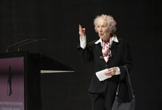 Μάργκαρετ Άτγουντ: «Δεν θυμάμαι άλλη εποχή στη ζωή μου όπου οι ίδιες οι λέξεις να απειλούνταν τόσο»