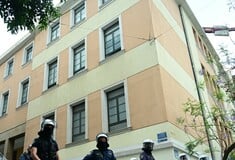 Νομική Αθηνών: 7 συλλήψεις από την ΕΛΑΣ για την εισβολή κουκουλοφόρων