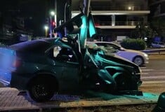 Tροχαίο στη Λεωφόρο Ποσειδώνος: Αυτοκίνητο έπεσε σε φωτεινό σηματοδότη - 4 τραυματίες