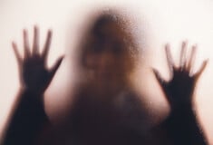 «Επί χρόνια σε ναρκώνω και σε βιάζω»: Το μαρτύριο Βρετανίδας από τον πρώην σύζυγό της