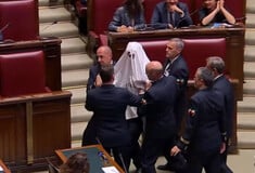 Ιταλία: Βουλευτής μπήκε στη Βουλή ντυμένος φάντασμα - Η αντίδραση της Μελόνι