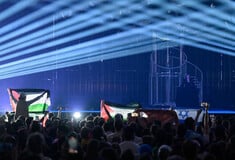 Eurovision 2025: Σήκωσαν σημαίες της Παλαιστίνης την ώρα που τραγουδούσε η εκπρόσωπος του Ισραήλ