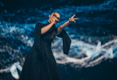 Eurovision 2025: Η στιγμή που το φόρεμα της Klavdia γίνεται από μαύρο, λευκό