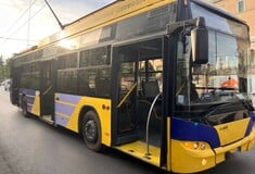 Ατύχημα με τρόλεϊ έξω από τη Βουλή - Έφυγε εξάρτημα