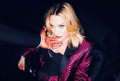 Η Madonna με σκούρα καστανά μαλλιά, για να μοιάσει στη μητέρα της: «Μου έλειψε», γράφει