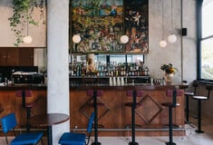 Quinn’s: Γιατί όλοι πίνουν Dry Martini «στου Ηλία» Μαρινάκη 
