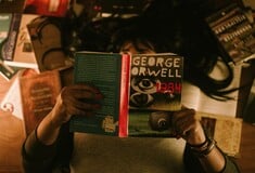 H Gen Z όχι μόνο διαβάζει αλλά συγχρόνως αλλάζει και την ίδια την έννοια της ανάγνωσης