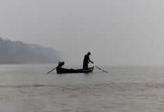 Φυλή του Αμαζονίου μηνύει τους New York Times για «συκοφαντική» αναφορά περί εθισμού στην πορνογραφία