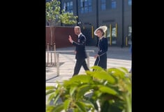Πρίγκιπας Ουίλιαμ: Η viral απάντηση σε θαυμαστή που αποκάλεσε μπροστά του «πανέμορφη» την Κέιτ Μίντλετον