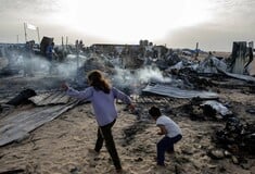 Γάζα: Παιδίατρος παρέλαβε τα απανθρακωμένα σώματα των παιδιών της εν ώρα εργασίας