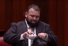 Αυστραλός βουλευτής αποχαιρέτησε την πολιτική του καριέρα πίνοντας μπύρα από το παπούτσι του
