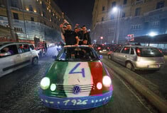 «Καίγεται» η Νάπολη: Η ξέφρενη γιορτή στην πόλη για το 4ο πρωτάθλημα της ομάδας τους