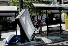 Τροχαίο στο Χαλάνδρι: Αυτοκίνητο έπεσε σε στάση λεωφορείου - Τρεις τραυματίες
