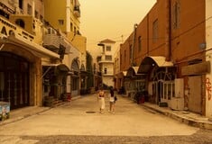 Καιρός: Οι ψυχρές μάζες ενδέχεται να φέρουν χαλαζόπτωση - Οι άνεμοι διώχνουν την αφρικανική σκόνη